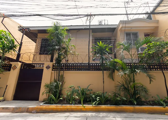 Reddoorz Near Pnr Espana Station Hotel