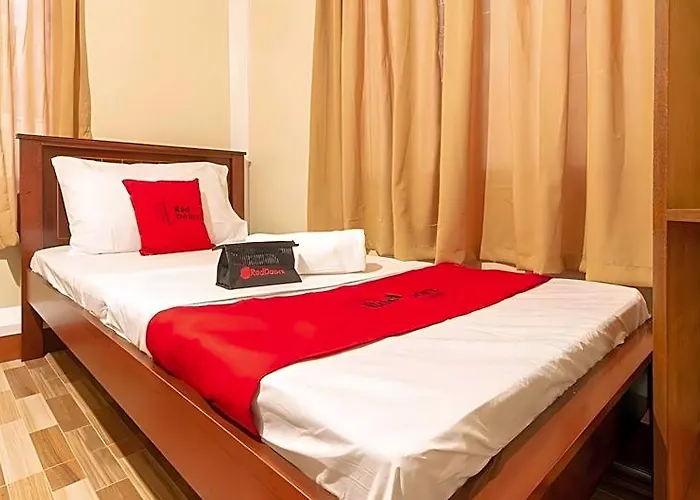 Reddoorz Near Pnr Espana Station Hotel 2*