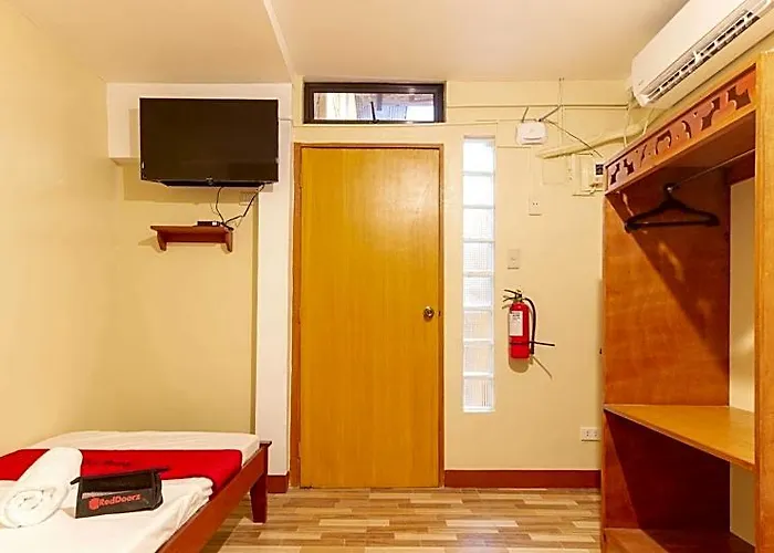 Reddoorz Near Pnr Espana Station Hotel 2*